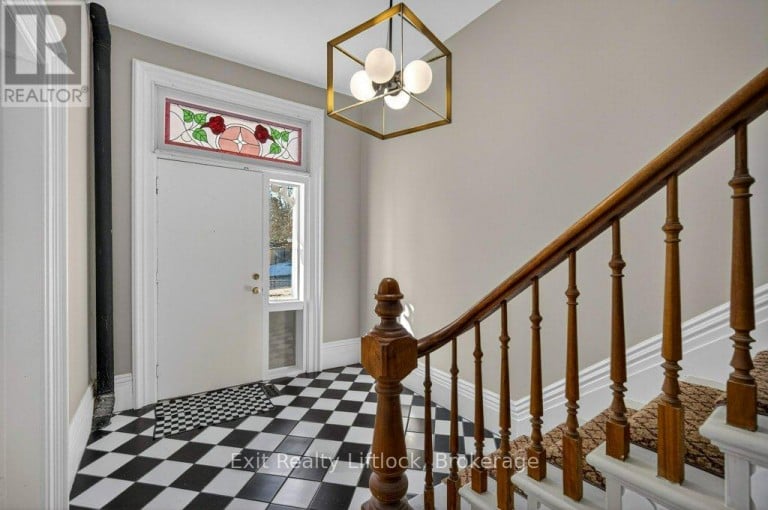 212 BARNARDO AVENUE, Peterborough (Northcrest Ward 5), Ontario, K9H5V7