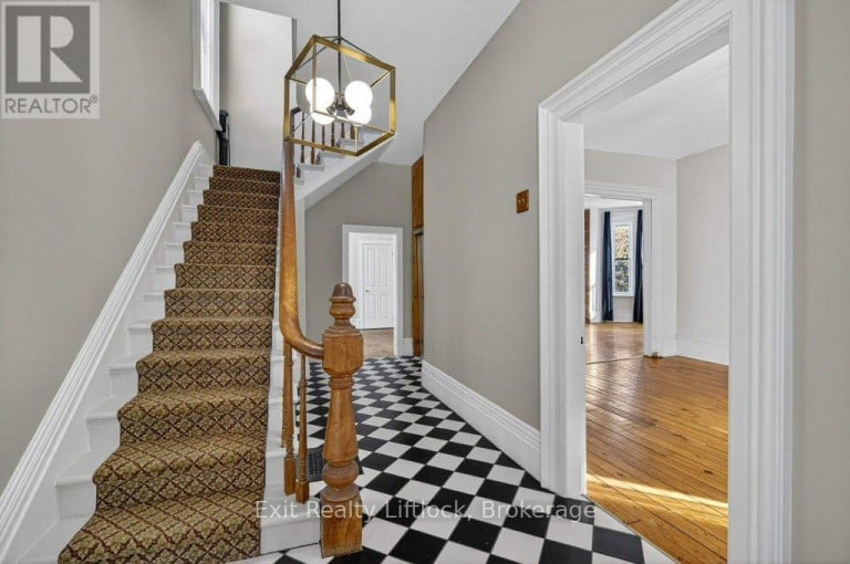 212 BARNARDO AVENUE, Peterborough (Northcrest Ward 5), Ontario, K9H5V7