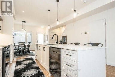 32 DUGGAN LANE Guelph (Clairfields/Hanlon Business Park) Ontario photo 15