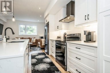 32 DUGGAN LANE Guelph (Clairfields/Hanlon Business Park) Ontario photo 17
