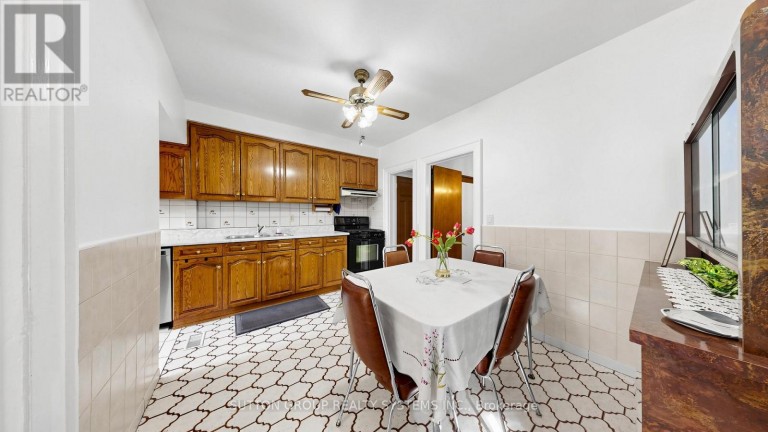 39 EXETER STREET, Toronto (Weston-Pellam Park), Ontario, M6N1G3