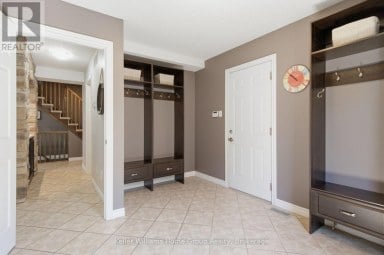 30 INETT WAY Centre Wellington (Fergus) Ontario photo 18