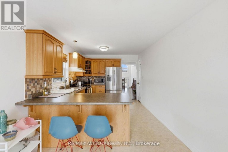 20 EAKINS CRESCENT, Kawartha Lakes (Lindsay), Ontario, K9V6J9