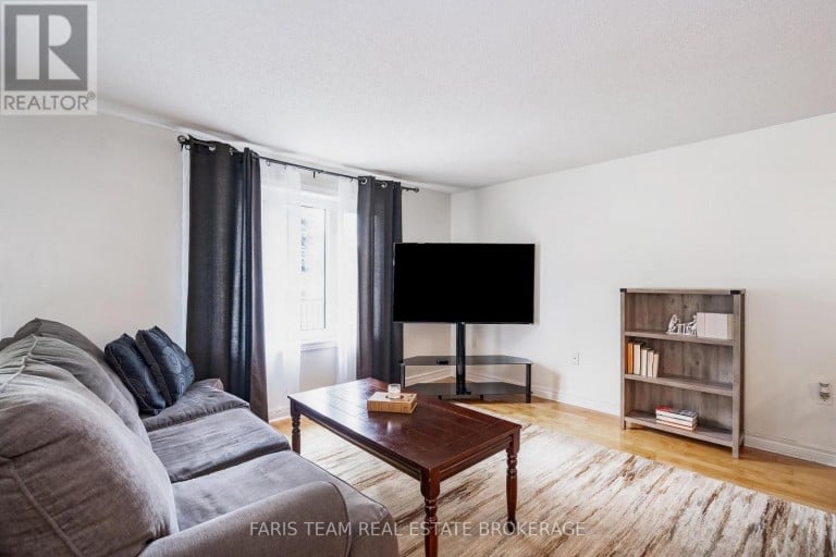 24 LAURIE CRESCENT, Barrie (Wellington), Ontario, L4M6C7