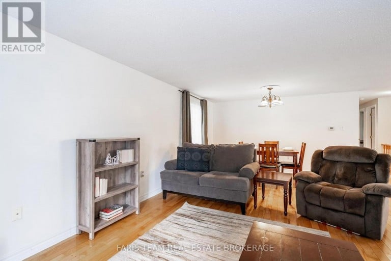 24 LAURIE CRESCENT, Barrie (Wellington), Ontario, L4M6C7