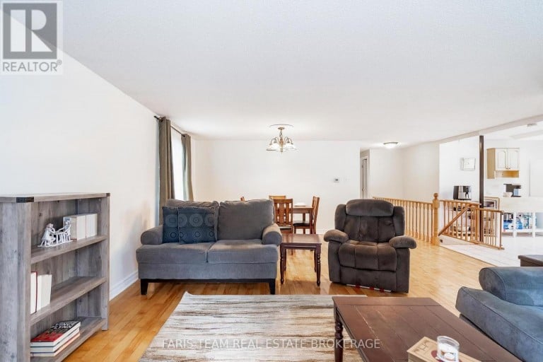 24 LAURIE CRESCENT, Barrie (Wellington), Ontario, L4M6C7