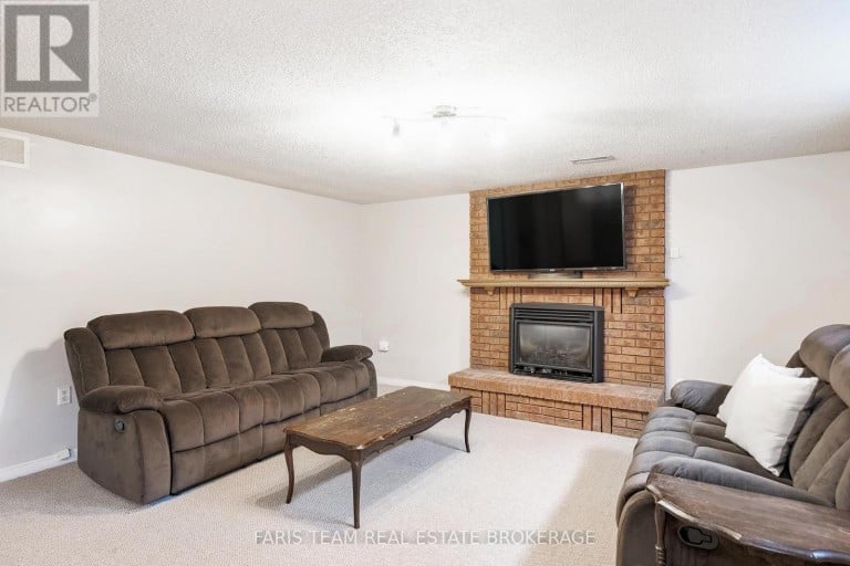 24 LAURIE CRESCENT, Barrie (Wellington), Ontario, L4M6C7
