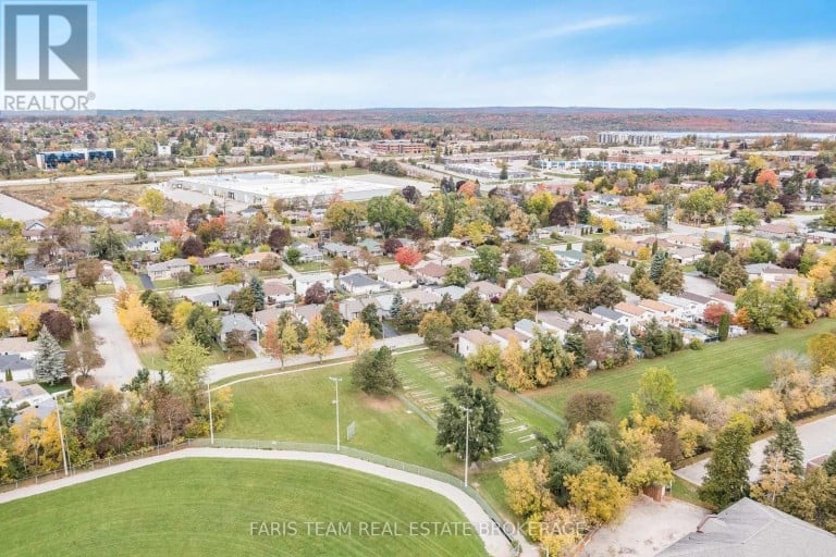 24 LAURIE CRESCENT, Barrie (Wellington), Ontario, L4M6C7