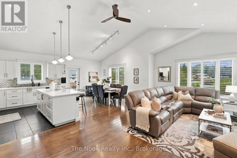 21611 LOYALIST PARKWAY, Prince Edward County (Ameliasburg Ward), Ontario, K0K1L0