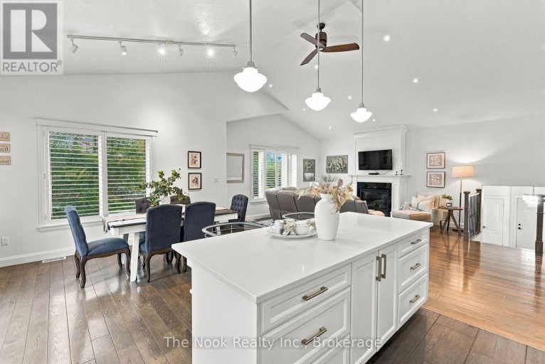 21611 LOYALIST PARKWAY, Prince Edward County (Ameliasburg Ward), Ontario, K0K1L0