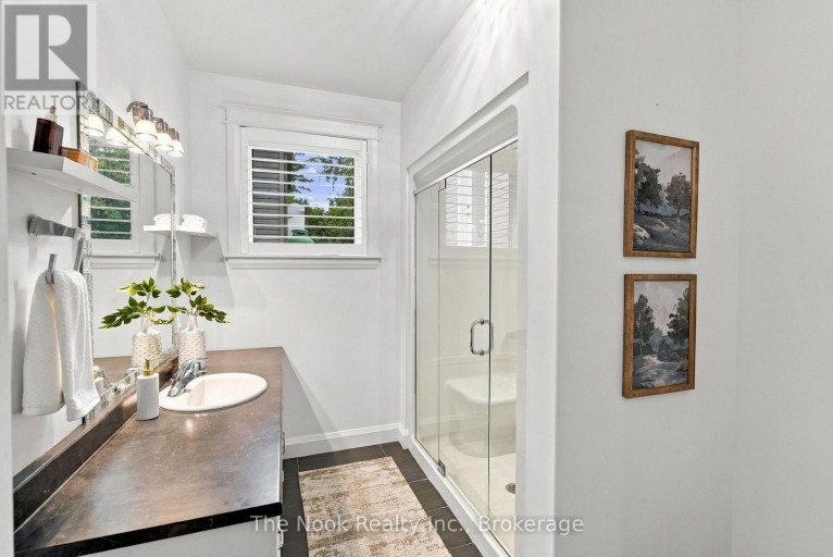 21611 LOYALIST PARKWAY, Prince Edward County (Ameliasburg Ward), Ontario, K0K1L0