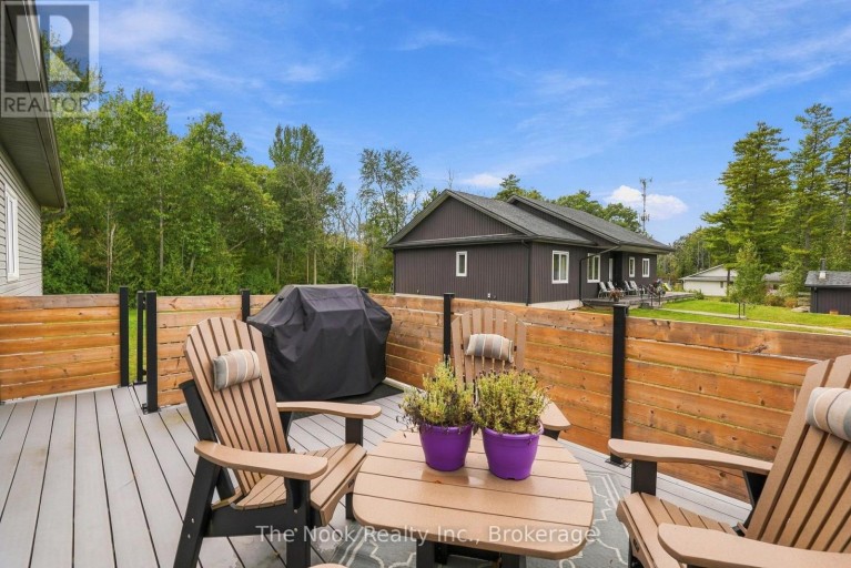 21611 LOYALIST PARKWAY, Prince Edward County (Ameliasburg Ward), Ontario, K0K1L0