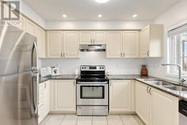 22 BENJAMIN WAY Whitby (Blue Grass Meadows) Ontario photo 25