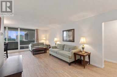 1419 - 1 MASSEY SQUARE Toronto (Crescent Town) Ontario photo 3