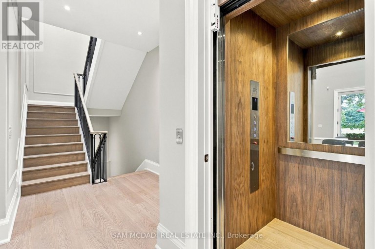 902 PARKLAND AVENUE, Mississauga (Clarkson), Ontario, L5H3H1
