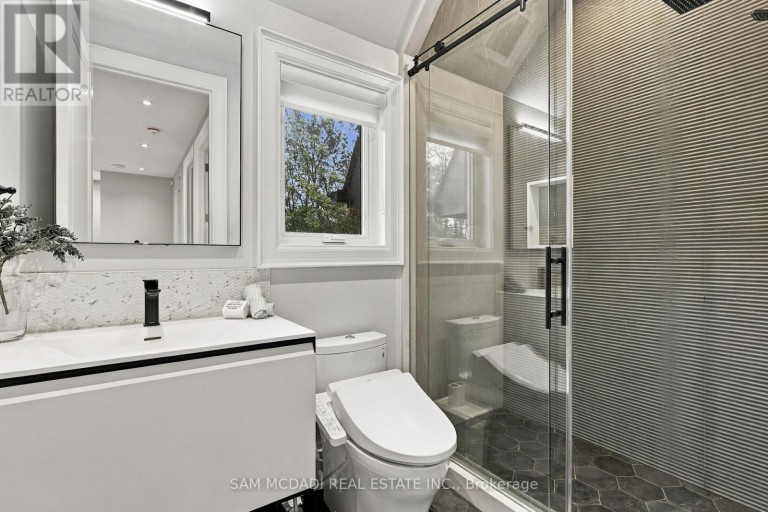902 PARKLAND AVENUE, Mississauga (Clarkson), Ontario, L5H3H1