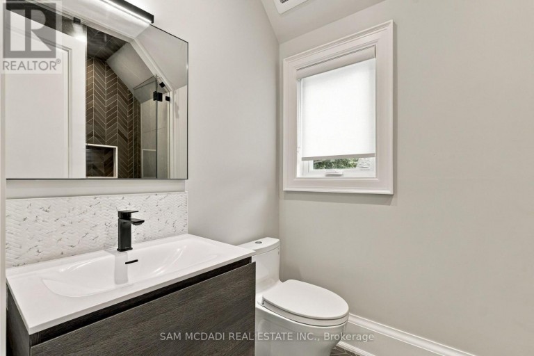 902 PARKLAND AVENUE, Mississauga (Clarkson), Ontario, L5H3H1