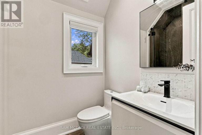 902 PARKLAND AVENUE, Mississauga (Clarkson), Ontario, L5H3H1
