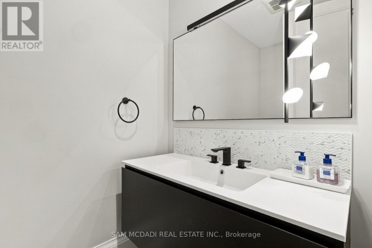 902 PARKLAND AVENUE, Mississauga (Clarkson), Ontario, L5H3H1