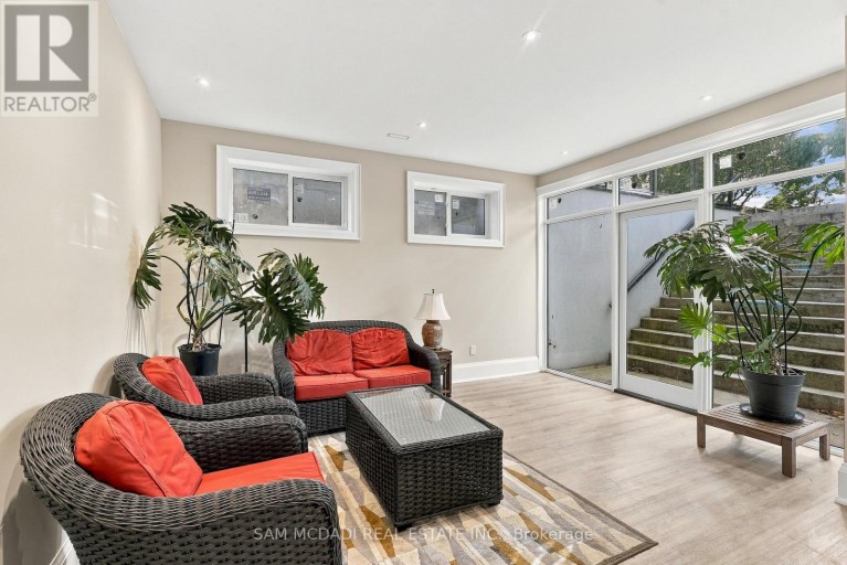 902 PARKLAND AVENUE, Mississauga (Clarkson), Ontario, L5H3H1