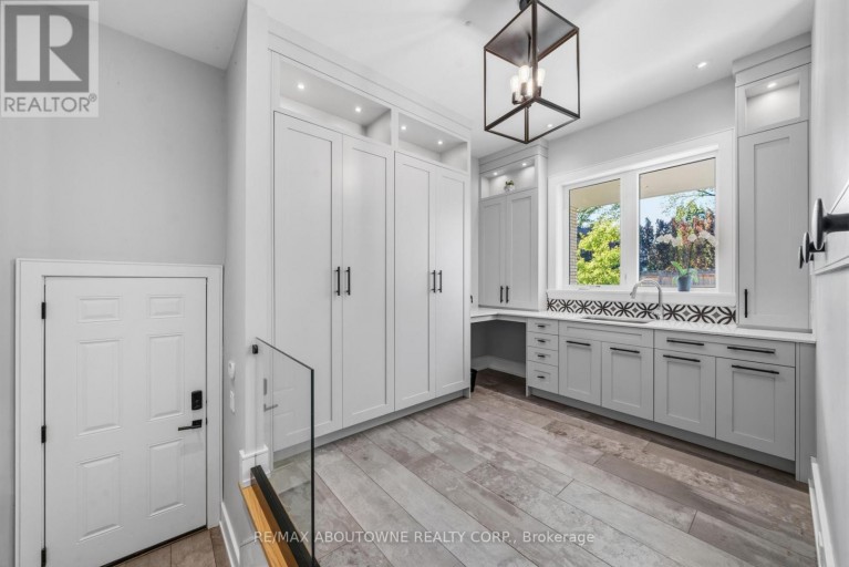 489 LAKESHORE ROAD W, Oakville (SW Southwest), Ontario, L6K1G4