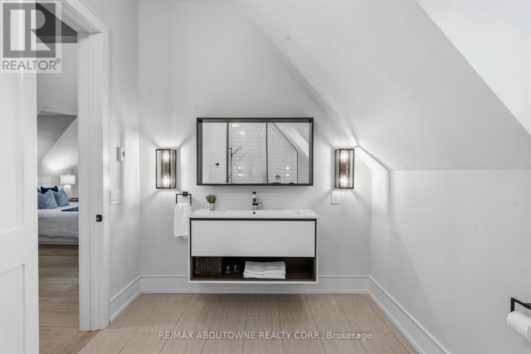 489 LAKESHORE ROAD W, Oakville (SW Southwest), Ontario, L6K1G4
