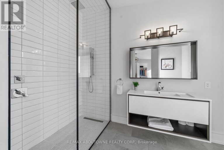 489 LAKESHORE ROAD W, Oakville (SW Southwest), Ontario, L6K1G4