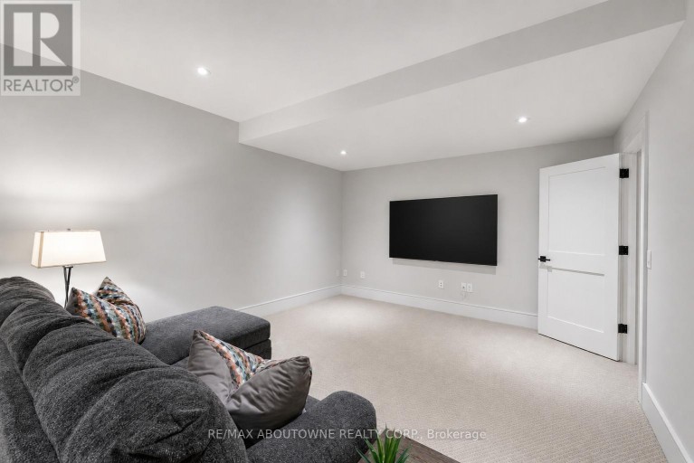 489 LAKESHORE ROAD W, Oakville (SW Southwest), Ontario, L6K1G4