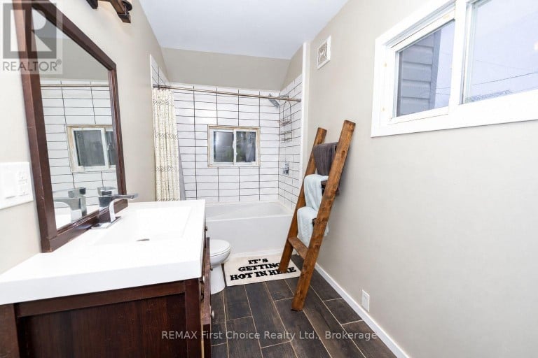 84 PENFOLD STREET, Thunder Bay (Shuniah), Ontario, P7A3J9