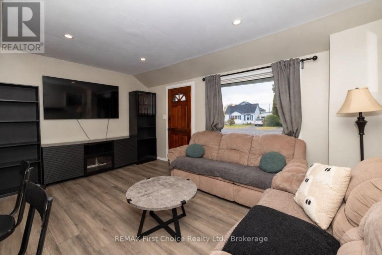 84 PENFOLD STREET, Thunder Bay (Shuniah), Ontario, P7A3J9