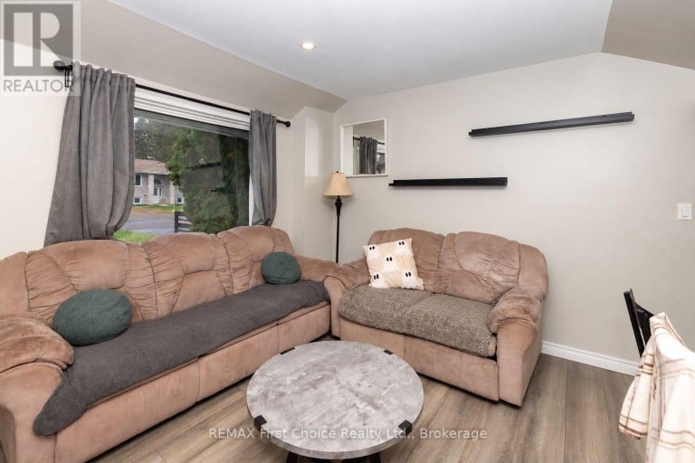 84 PENFOLD STREET, Thunder Bay (Shuniah), Ontario, P7A3J9