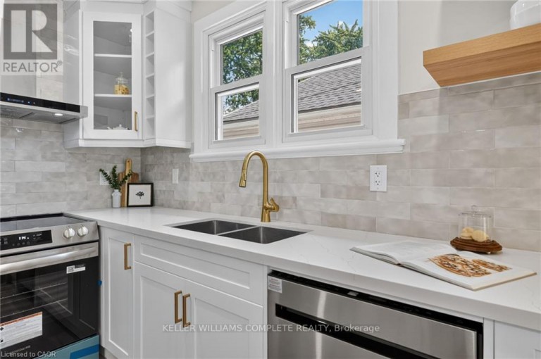 43 BRUCEDALE AVENUE E, Hamilton (Centremount), Ontario, L9A1N1
