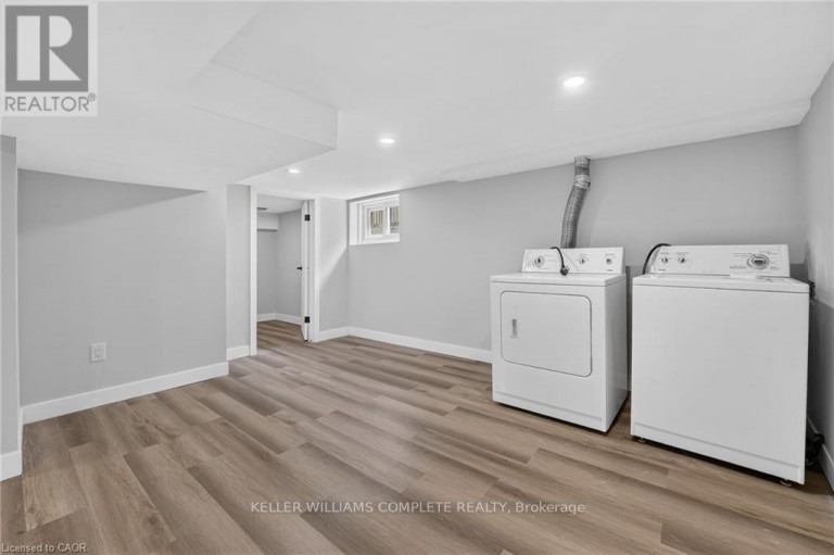 43 BRUCEDALE AVENUE E, Hamilton (Centremount), Ontario, L9A1N1
