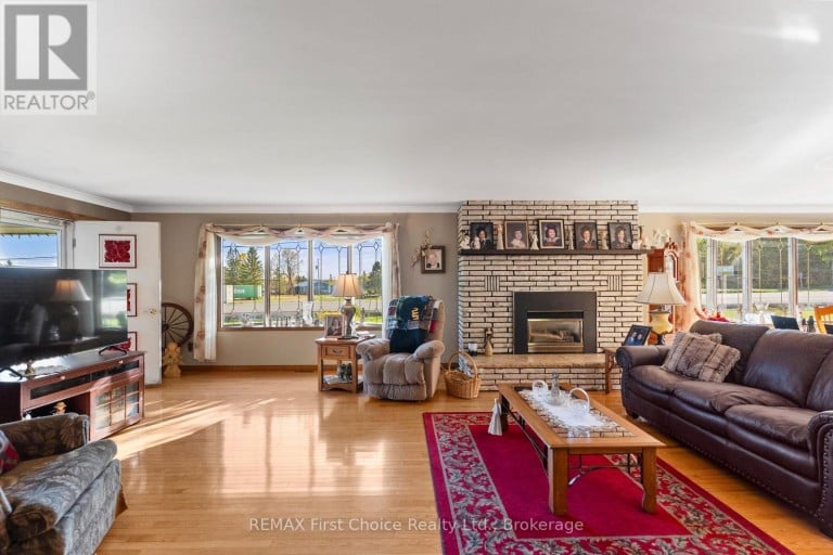 3410 HWY 11 71 HIGHWAY, La Vallee, Ontario, P0W1C0