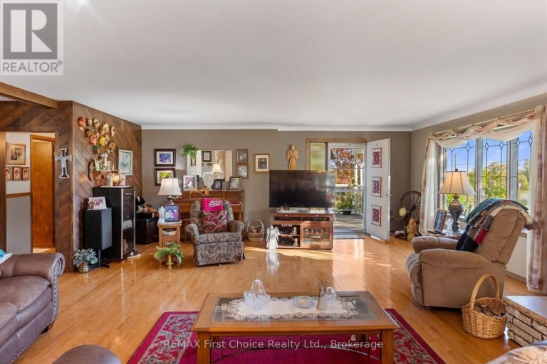 3410 HWY 11 71 HIGHWAY, La Vallee, Ontario, P0W1C0