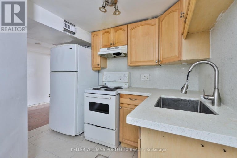 106 CLOVELLY AVENUE, Toronto (Oakwood Village), Ontario, M6E2E6