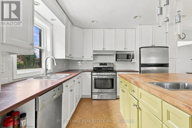 11 URBANDALE AVENUE, Toronto (Newtonbrook East), Ontario, M2M2G9