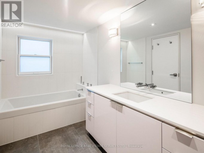 137 HIGH PARK AVENUE, Toronto (High Park North), Ontario, M6P2S3