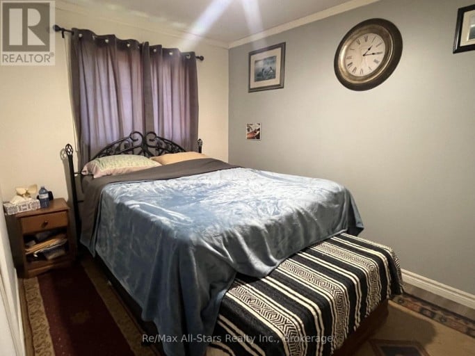 2 ALEXANDER AVENUE, Kawartha Lakes (Fenelon), Ontario, K0M1L0