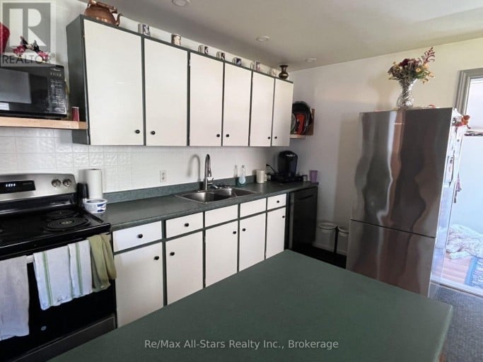 2 ALEXANDER AVENUE, Kawartha Lakes (Fenelon), Ontario, K0M1L0