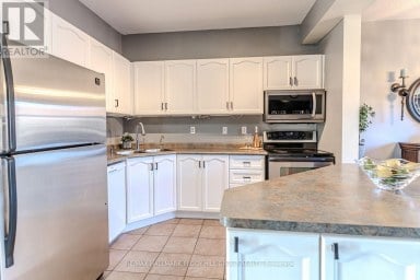 17 BRUCE CRESCENT Barrie (Bayshore) Ontario photo 3