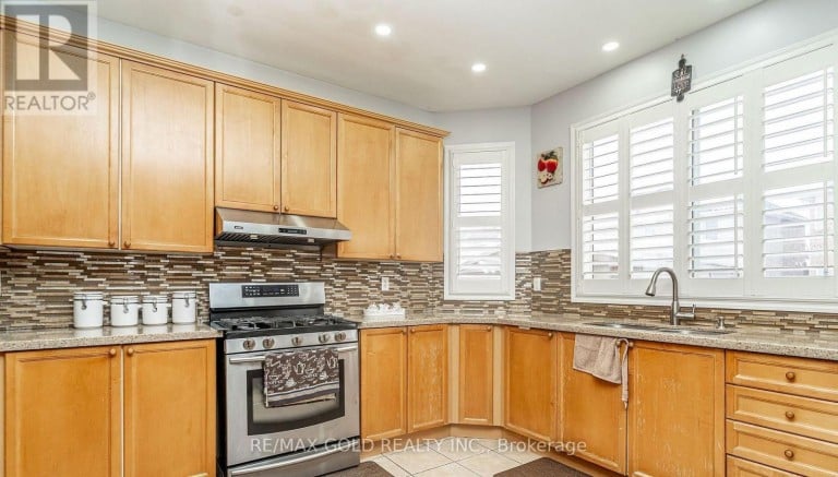 7 BETTEY ROAD, Brampton (Vales of Castlemore), Ontario, L6P1S9