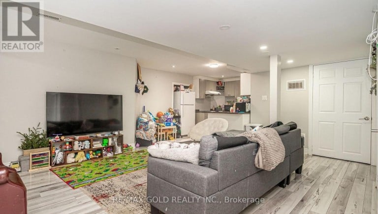 7 BETTEY ROAD, Brampton (Vales of Castlemore), Ontario, L6P1S9