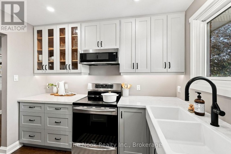293 BRIGHTON COURT, Oshawa (Eastdale), Ontario, L1G6H5