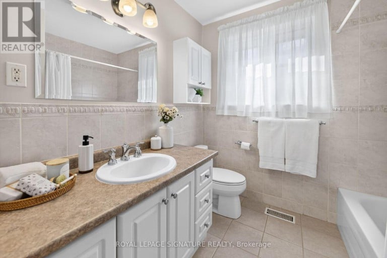 28 CANDLEWOOD CRESCENT, Toronto (York University Heights), Ontario, M3J1G8