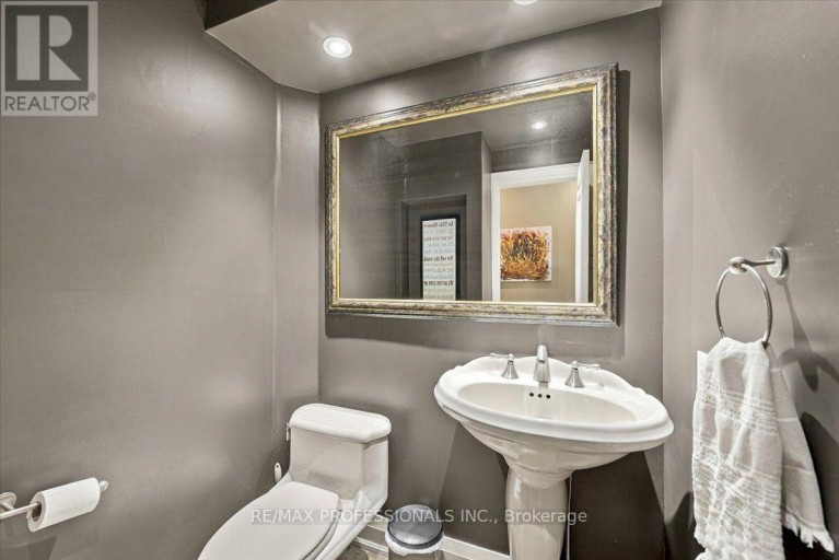 17 KING GEORGES ROAD, Toronto (Kingsway South), Ontario, M8X1K7