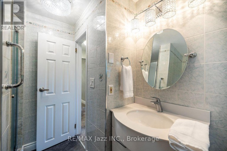 624 ROSELAWN AVENUE, Oshawa (Northwood), Ontario, L1L1B2