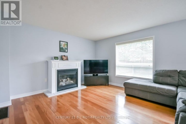 17 CROMPTON DRIVE, Barrie (Little Lake), Ontario, L4M6N1