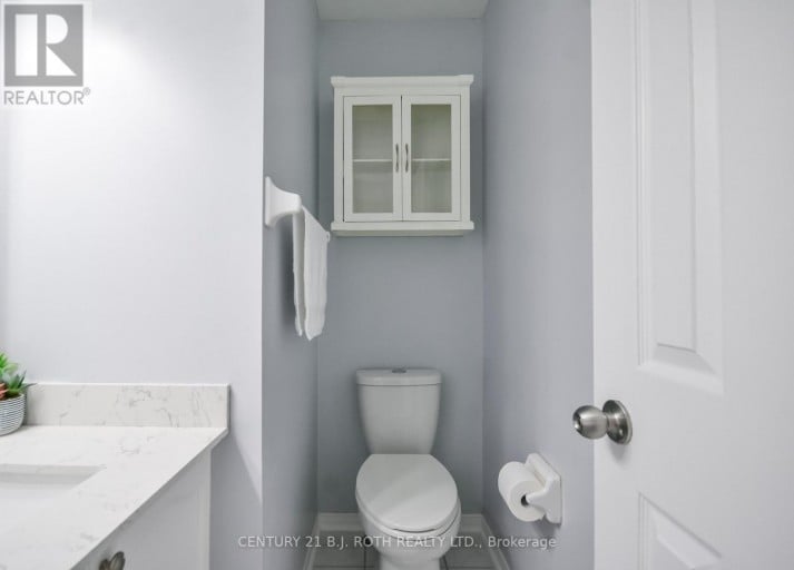 17 CROMPTON DRIVE, Barrie (Little Lake), Ontario, L4M6N1