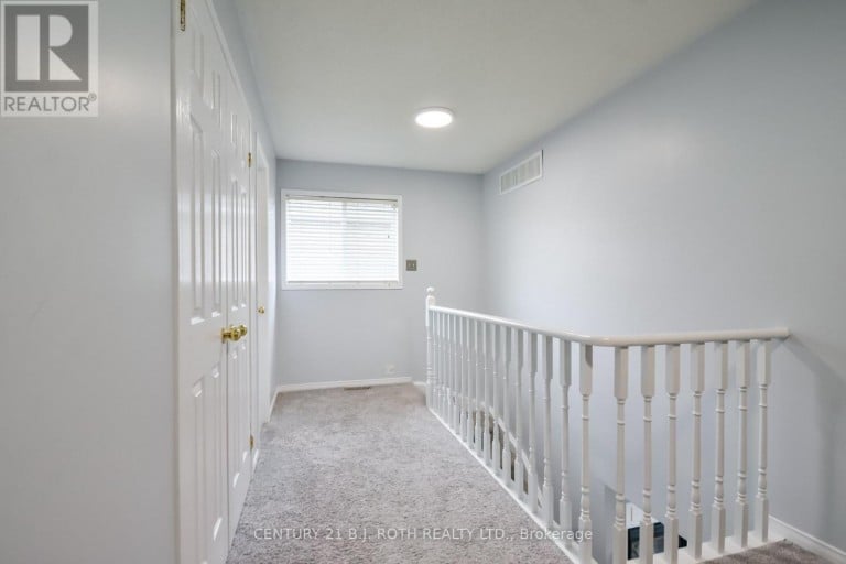 17 CROMPTON DRIVE, Barrie (Little Lake), Ontario, L4M6N1